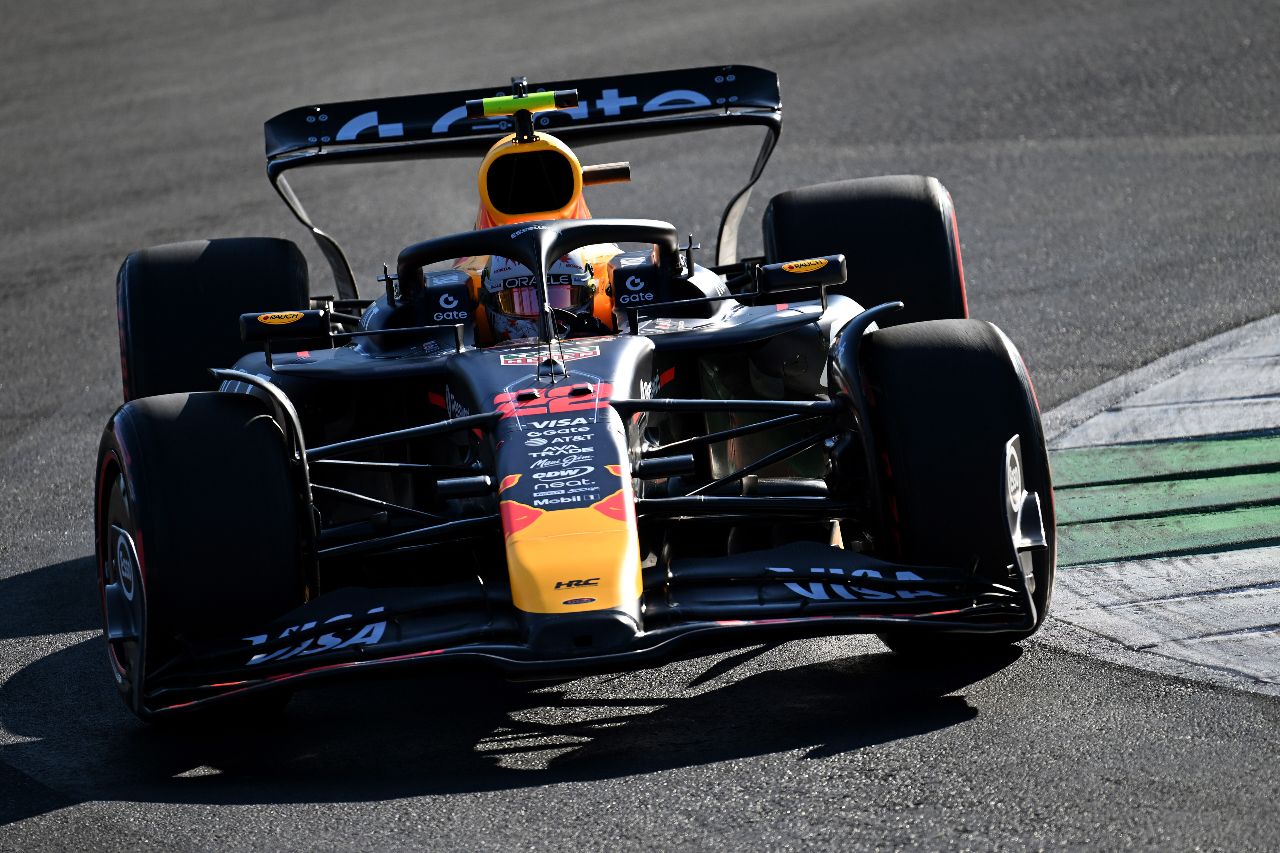 Sergio Perez over Verstappen: ‘Max omzeilt problemen met zijn talent’