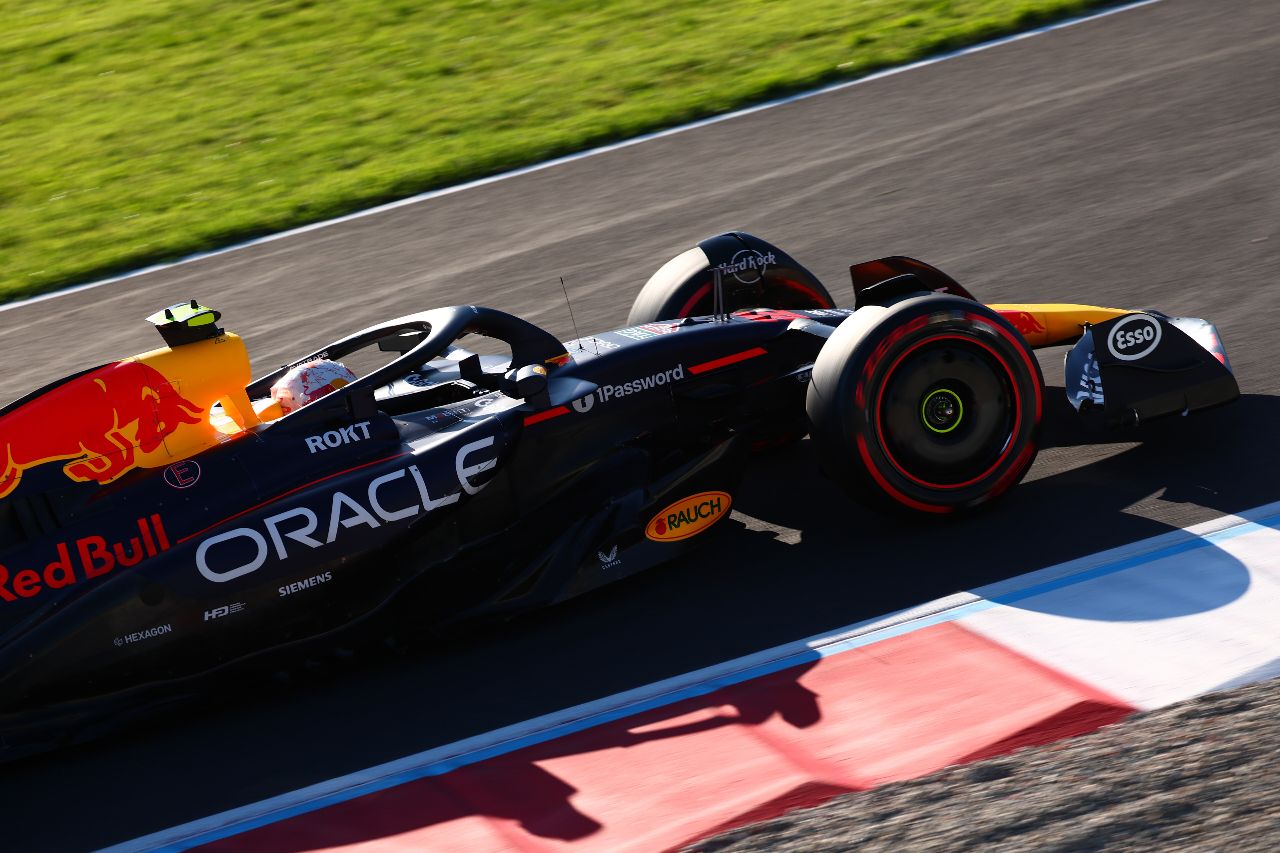 Red Bull overweegt oude specificatie voor Sergio Perez te gebruiken