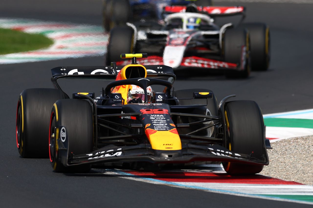 Hamilton spreekt over de tegenvallende resultaten van Red Bull: ‘Dit zou wel eens de oorzaak kunnen zijn.’