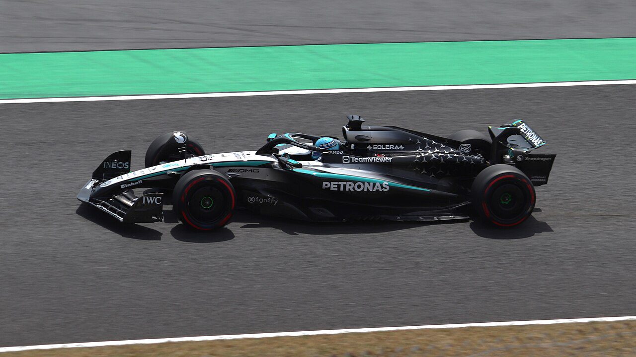 Russell zet streep door Verstappen-transfer: ‘nieuwe Mercedes-clausule zet alles op slot tot 2027’