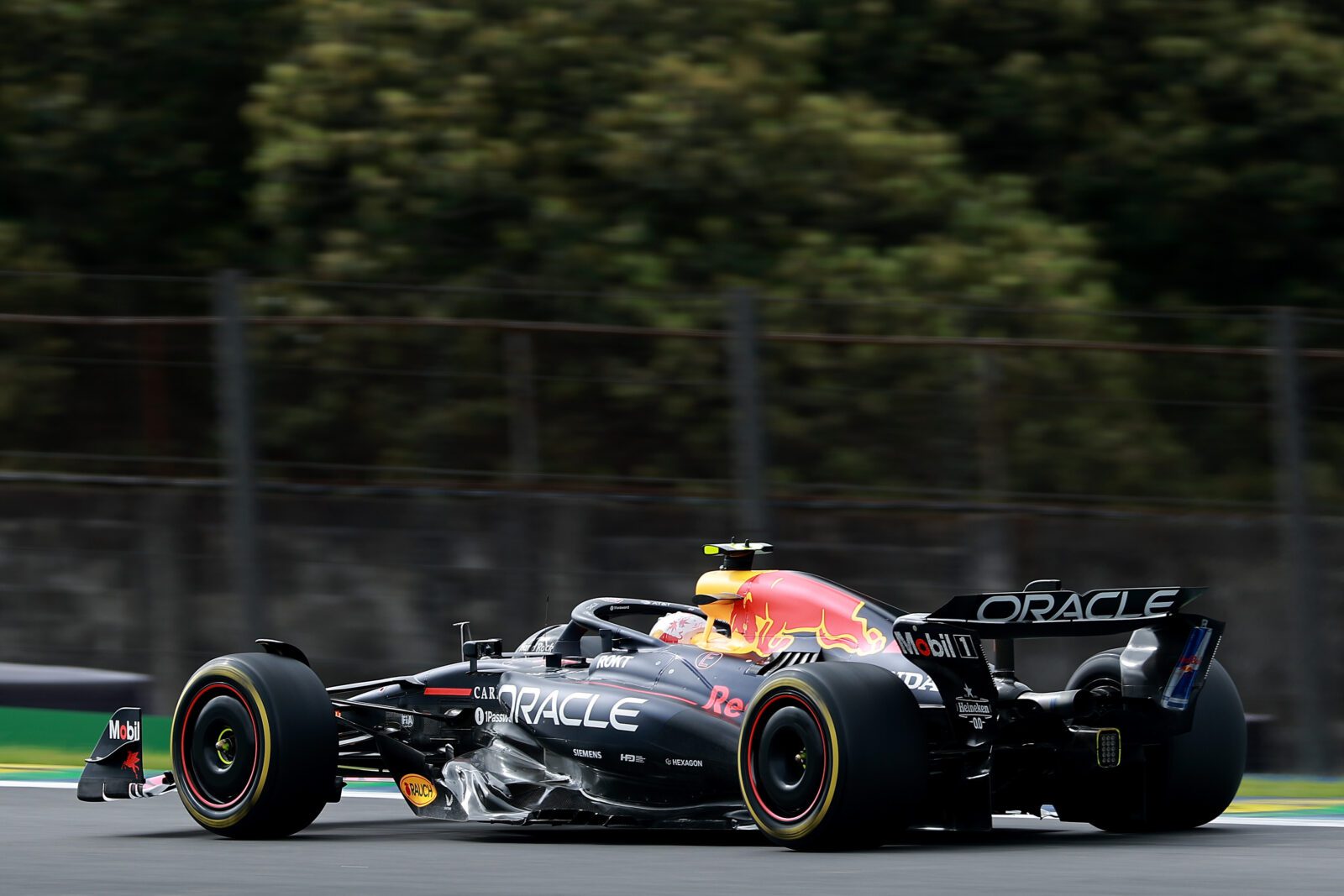 Zo ziet het eruit achter de schermen van Red Bull’s race operations room tijdens een GP