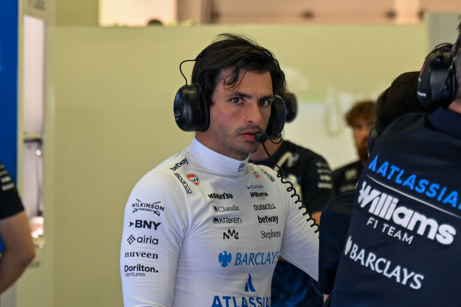 Sainz wil harde FIA-lijn in debat over F1-regels voor 2027: ‘iedereen heeft belangen’
