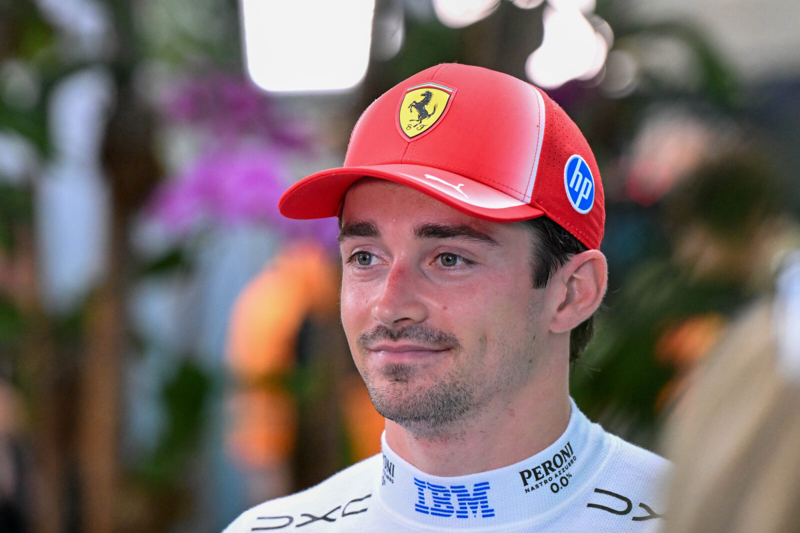 Ferrari kiest voor wit racepak en benadrukt Monegaskische identiteit van Charles Leclerc