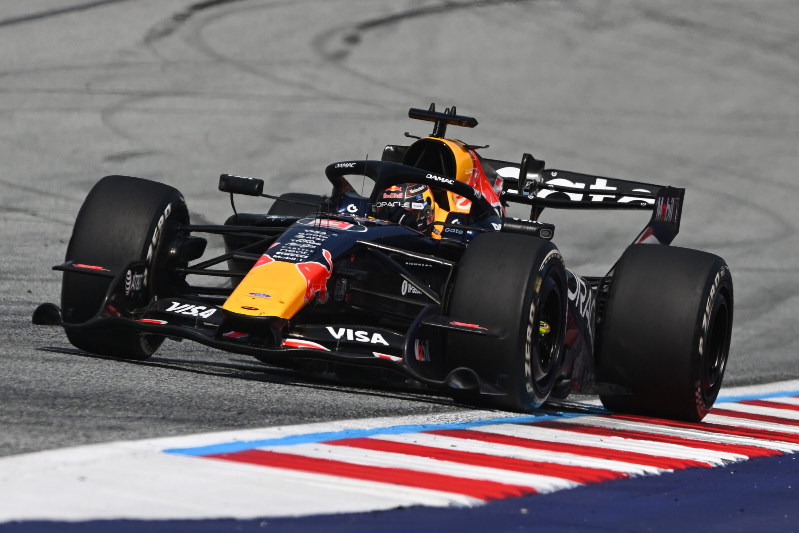 Hamilton schat Red Bull-winst op vier tienden na Oostenrijkse upgrades