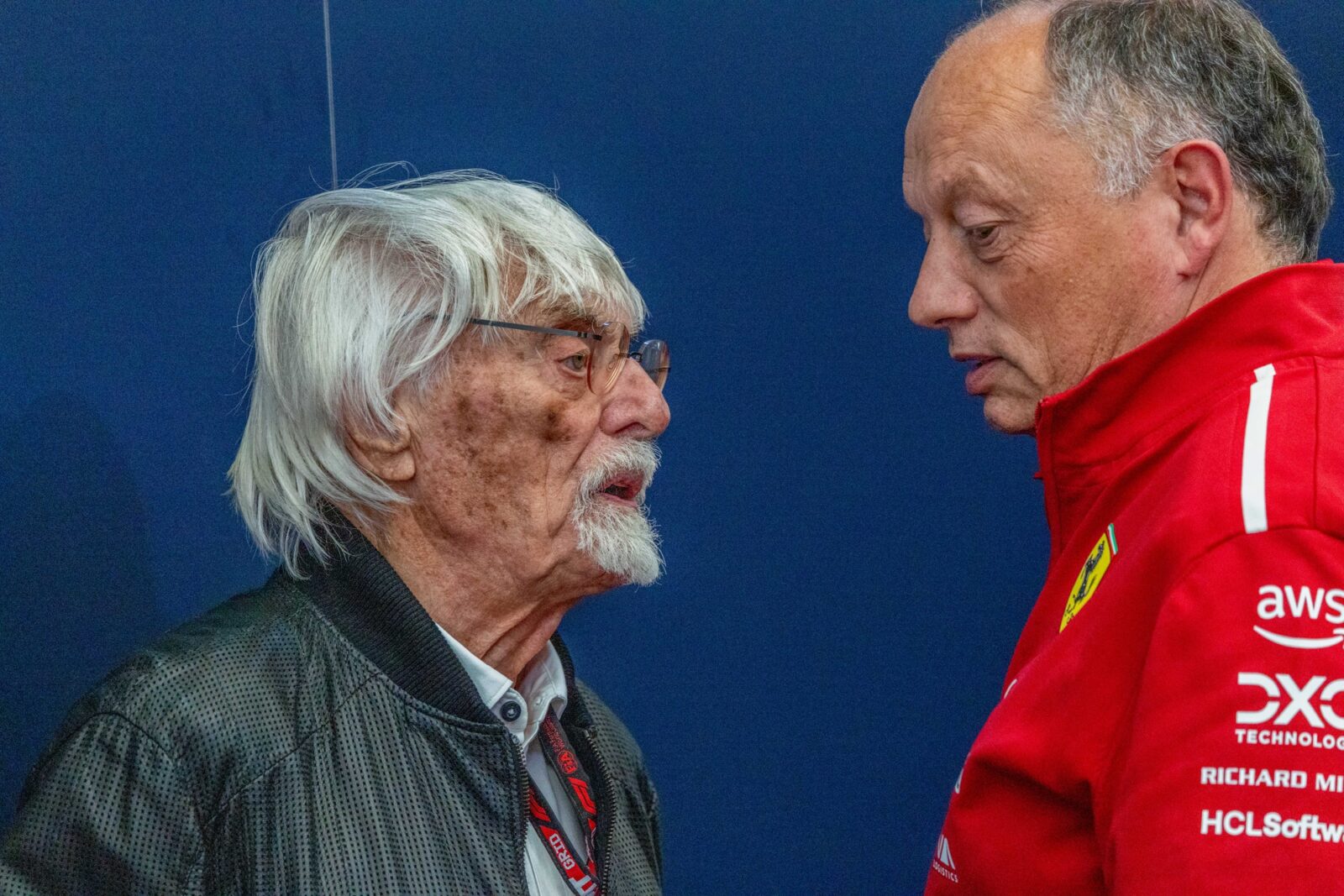 Ecclestone bekritiseert Ferrari-organisatie ondanks opwaartse trend: ‘te veel mensen bemoeien zich’