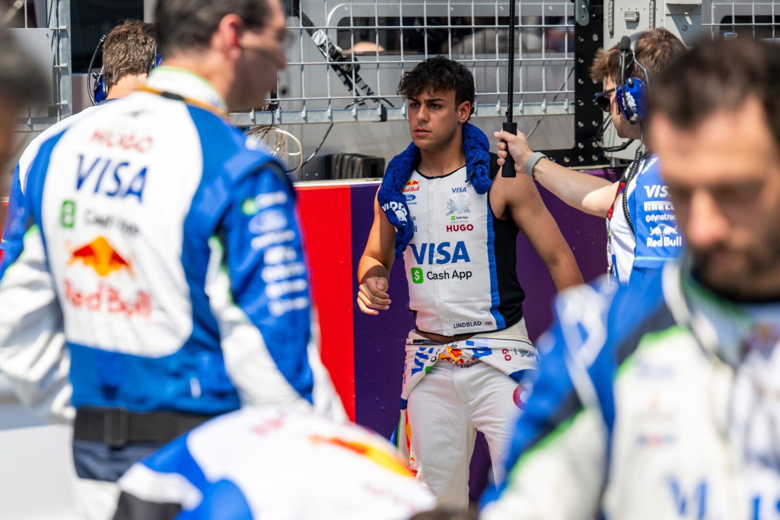 F1-coureur Arvid Lindblad (Racing Bulls) start met praktijklessen voor rijbewijs