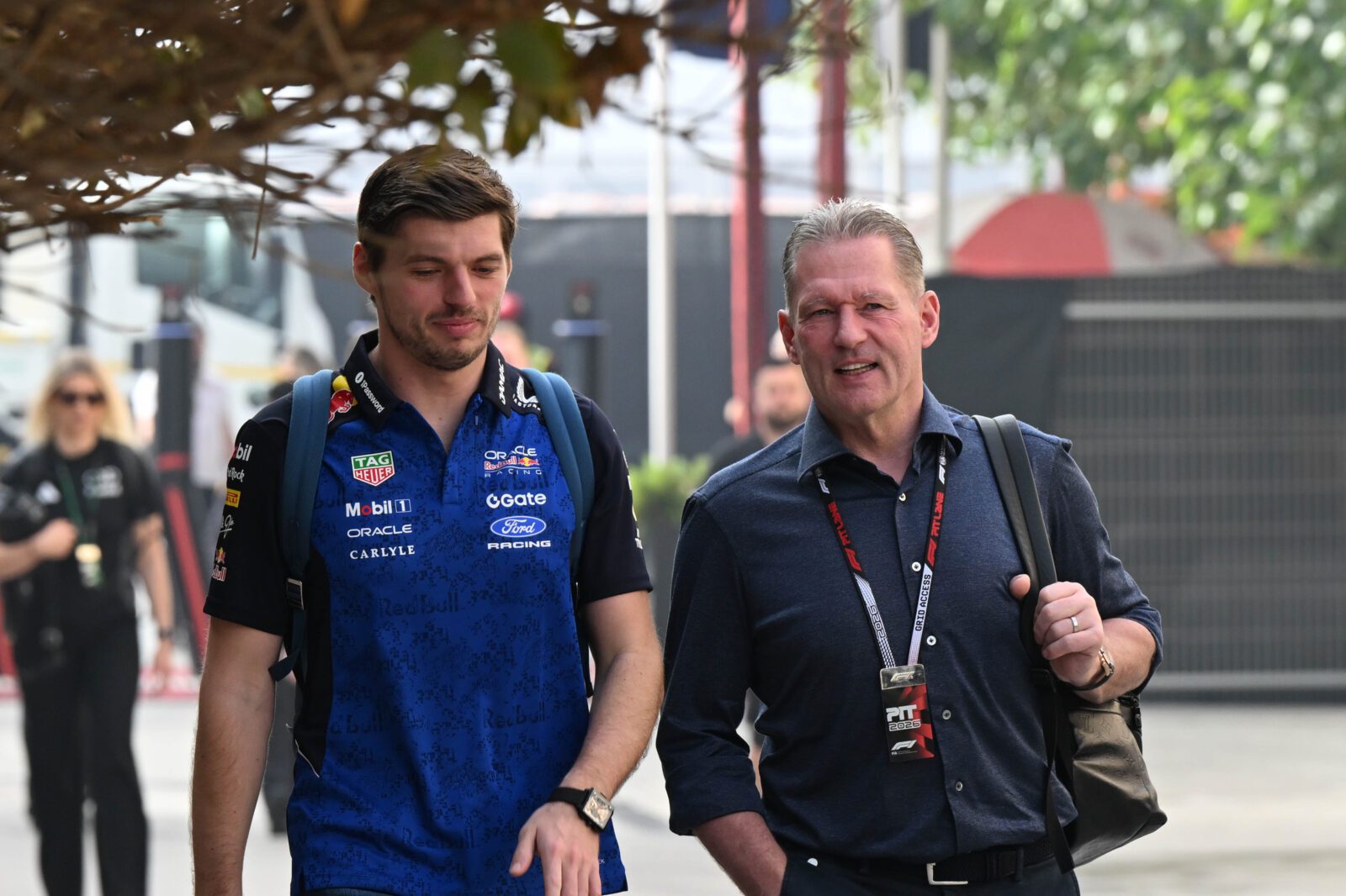 Verstappen en Hamilton delen lach in paddock na recente FIA-kritiek